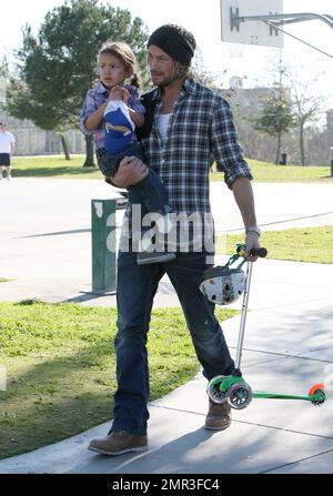 Gabriel Aubry und Tochter Nahla tragen passende Outfits und verbringen einen Tag zusammen auf einem lokalen Spielplatz. Zusammen mit einer Freundin spielte die kleine Nahla auf den Schaukeln, und ihr Vater trug sie, während er mit ihrem Roller und Helm fuhr. Aubry und Nahlas mutter Halle Berry teilen sich das Sorgerecht, aber es wird berichtet, dass er die letzte Schlacht verloren hat, nachdem ein Richter seinen Antrag abgelehnt hatte, eine Anforderung aufzuheben, dass ein Kindermädchen während seiner Sorgerechtsbesuche anwesend sein muss. Beverly Hills, Kalifornien. 28. Dezember 2011 Stockfoto