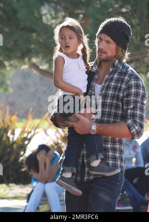 Gabriel Aubry und Tochter Nahla tragen passende Outfits und verbringen einen Tag zusammen auf einem lokalen Spielplatz. Zusammen mit einer Freundin spielte die kleine Nahla auf den Schaukeln, und ihr Vater trug sie, während er mit ihrem Roller und Helm fuhr. Aubry und Nahlas mutter Halle Berry teilen sich das Sorgerecht, aber es wird berichtet, dass er die letzte Schlacht verloren hat, nachdem ein Richter seinen Antrag abgelehnt hatte, eine Anforderung aufzuheben, dass ein Kindermädchen während seiner Sorgerechtsbesuche anwesend sein muss. Beverly Hills, Kalifornien. 28. Dezember 2011 Stockfoto