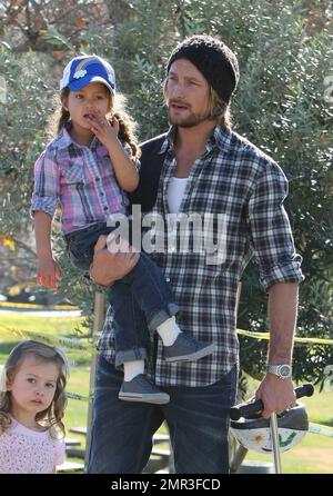 Gabriel Aubry und Tochter Nahla tragen passende Outfits und verbringen einen Tag zusammen auf einem lokalen Spielplatz. Zusammen mit einer Freundin spielte die kleine Nahla auf den Schaukeln, und ihr Vater trug sie, während er mit ihrem Roller und Helm fuhr. Aubry und Nahlas mutter Halle Berry teilen sich das Sorgerecht, aber es wird berichtet, dass er die letzte Schlacht verloren hat, nachdem ein Richter seinen Antrag abgelehnt hatte, eine Anforderung aufzuheben, dass ein Kindermädchen während seiner Sorgerechtsbesuche anwesend sein muss. Beverly Hills, Kalifornien. 28. Dezember 2011 Stockfoto