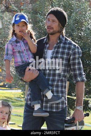 Gabriel Aubry und Tochter Nahla tragen passende Outfits und verbringen einen Tag zusammen auf einem lokalen Spielplatz. Zusammen mit einer Freundin spielte die kleine Nahla auf den Schaukeln, und ihr Vater trug sie, während er mit ihrem Roller und Helm fuhr. Aubry und Nahlas mutter Halle Berry teilen sich das Sorgerecht, aber es wird berichtet, dass er die letzte Schlacht verloren hat, nachdem ein Richter seinen Antrag abgelehnt hatte, eine Anforderung aufzuheben, dass ein Kindermädchen während seiner Sorgerechtsbesuche anwesend sein muss. Beverly Hills, Kalifornien. 28. Dezember 2011 Stockfoto