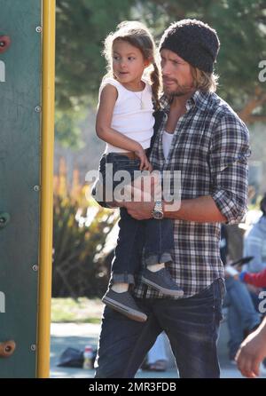 Gabriel Aubry und Tochter Nahla tragen passende Outfits und verbringen einen Tag zusammen auf einem lokalen Spielplatz. Zusammen mit einer Freundin spielte die kleine Nahla auf den Schaukeln, und ihr Vater trug sie, während er mit ihrem Roller und Helm fuhr. Aubry und Nahlas mutter Halle Berry teilen sich das Sorgerecht, aber es wird berichtet, dass er die letzte Schlacht verloren hat, nachdem ein Richter seinen Antrag abgelehnt hatte, eine Anforderung aufzuheben, dass ein Kindermädchen während seiner Sorgerechtsbesuche anwesend sein muss. Beverly Hills, Kalifornien. 28. Dezember 2011 Stockfoto