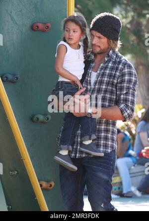 Gabriel Aubry und Tochter Nahla tragen passende Outfits und verbringen einen Tag zusammen auf einem lokalen Spielplatz. Zusammen mit einer Freundin spielte die kleine Nahla auf den Schaukeln, und ihr Vater trug sie, während er mit ihrem Roller und Helm fuhr. Aubry und Nahlas mutter Halle Berry teilen sich das Sorgerecht, aber es wird berichtet, dass er die letzte Schlacht verloren hat, nachdem ein Richter seinen Antrag abgelehnt hatte, eine Anforderung aufzuheben, dass ein Kindermädchen während seiner Sorgerechtsbesuche anwesend sein muss. Beverly Hills, Kalifornien. 28. Dezember 2011 Stockfoto