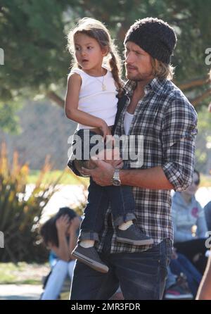 Gabriel Aubry und Tochter Nahla tragen passende Outfits und verbringen einen Tag zusammen auf einem lokalen Spielplatz. Zusammen mit einer Freundin spielte die kleine Nahla auf den Schaukeln, und ihr Vater trug sie, während er mit ihrem Roller und Helm fuhr. Aubry und Nahlas mutter Halle Berry teilen sich das Sorgerecht, aber es wird berichtet, dass er die letzte Schlacht verloren hat, nachdem ein Richter seinen Antrag abgelehnt hatte, eine Anforderung aufzuheben, dass ein Kindermädchen während seiner Sorgerechtsbesuche anwesend sein muss. Beverly Hills, Kalifornien. 28. Dezember 2011 Stockfoto