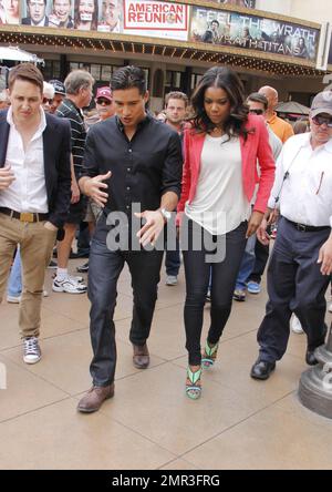 Gabrielle Union tritt im Einkaufszentrum Grove zu einem Interview mit Mario Lopez im „Extra“-Fernsehen auf. Gabrielle trug eine lachsfarbene Jacke, ein weißes Oberteil, blaue Jeans und Meeresfrüchte-farbene High Heels. Die 39-jährige Schauspielerin wirbt derzeit für ihren neuen Film „Think Like A man“, der am 20. April im Kino erscheinen soll. Los Angeles, Kalifornien. 12. April 2012 . Stockfoto