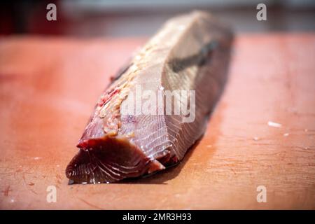 Schneiden und Vorbereiten von Fisch für die Konservenherstellung, Fischkonservenfabrik (USISA), Isla Cristina, Spanien Stockfoto