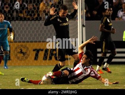 David Beckham und DIE LA Galaxy besiegen die Chivas USA 3 zu 1 im Home Depot Center in L.A. am Samstagabend. Landon Donovan traf zweimal, um die Galaxie zum Sieg über die Chivas zu führen. Robbie Keane erzielte in den letzten vier Spielen sein fünftes Tor, um der Galaxy das 6. Mal in neun Spielen zu helfen, seit er von einer dreiwöchigen Pause im Juni zurückgekehrt ist. David Beckham half Keane beim ersten Tor. Beckhams Torschuss bei drei Spielen endete, aber er half bei den ersten beiden Toren. Die Galaxy hat in den letzten sieben Spielen 22 Tore erzielt, nachdem sie in den ersten 15 Spielen nur 16 Punkte erzielt haben. „Sie“ Stockfoto