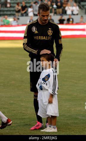 David Beckham und DIE LA Galaxy besiegen die Chivas USA 3 zu 1 im Home Depot Center in L.A. am Samstagabend. Landon Donovan traf zweimal, um die Galaxie zum Sieg über die Chivas zu führen. Robbie Keane erzielte in den letzten vier Spielen sein fünftes Tor, um der Galaxy das 6. Mal in neun Spielen zu helfen, seit er von einer dreiwöchigen Pause im Juni zurückgekehrt ist. David Beckham half Keane beim ersten Tor. Beckhams Torschuss bei drei Spielen endete, aber er half bei den ersten beiden Toren. Die Galaxy hat in den letzten sieben Spielen 22 Tore erzielt, nachdem sie in den ersten 15 Spielen nur 16 Punkte erzielt haben. „Sie“ Stockfoto