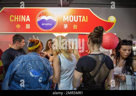 Kiew, Ukraine - 06. Juni 2021: Besucher besuchen Maotai oder Moutai Hard Drink Stand beim Food and Wine Fest. Es ist eine Marke von Baijiu, ein destilliertes chinesisches Liqu Stockfoto