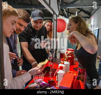 Kiew, Ukraine - 06. Juni 2021: Besucher besuchen Maotai oder Moutai Hard Drink Stand beim Food and Wine Fest. Es ist eine Marke von Baijiu, ein destilliertes chinesisches Liqu Stockfoto