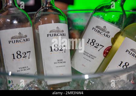 Kiew, Ukraine - 06. Juni 2021: Weinflaschen, moldauisches Chateau Purcari Stand beim Food and Wine Fest. Stockfoto