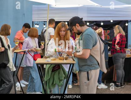 Kiew, Ukraine - 06. Juni 2021: Besucher besuchen den Food Court beim Food and Wine Fest. Stockfoto