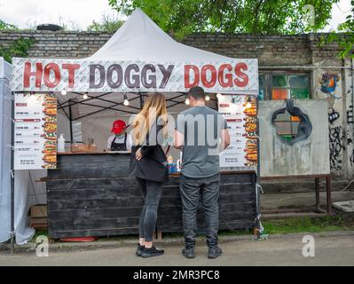 Kiew, Ukraine - 06. Juni 2021: Besucher des Food Court Hot Doggy Diogs beim Food and Wine Fest. Stockfoto