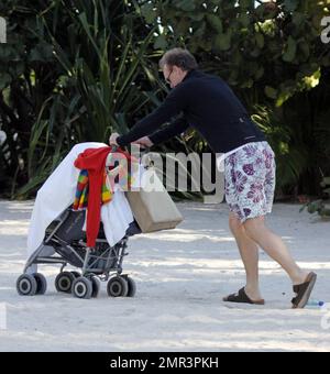 EXKLUSIV!! Der britische Sänger, der Schauspieler Gary Kemp wurde, und seine Frau Lauren Barber machen einen Spaziergang in der Wintersonne mit ihren beiden Kindern Milo und Baby Kit, die im Kinderwagen bedeckt waren. Die Familie genießt derzeit einen Urlaub zum Jahresende in Miami, Florida. 12/29/09. Stockfoto