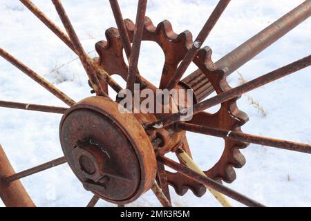 Ein altes rostiges Kettenrad von Maschinen, die Heu auf einen Wagen hoben. Stockfoto