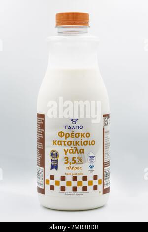 Korfu, Griechenland - 05. August 2021: Studiofoto einer griechischen Flasche mit frischer Ziegenmilch gegen Weiß. Stockfoto