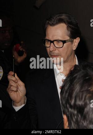 Der aktuelle Oscar-Kandidat Gary Oldman signiert vor dem „Jimmy Kimmel Live!“ Autogramme für Fans. Studios. Der 53 Jahre alte britische Schauspieler wurde als bester Schauspieler nominiert, in einer führenden Rolle für seine Darstellung in "Tinker Schneider Soldier Spy". Los Angeles, Kalifornien. 2. Februar 2012 Stockfoto