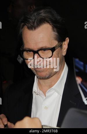 Der aktuelle Oscar-Kandidat Gary Oldman signiert vor dem „Jimmy Kimmel Live!“ Autogramme für Fans. Studios. Der 53 Jahre alte britische Schauspieler wurde als bester Schauspieler nominiert, in einer führenden Rolle für seine Darstellung in "Tinker Schneider Soldier Spy". Los Angeles, Kalifornien. 2. Februar 2012 Stockfoto