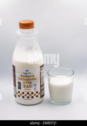 Korfu, Griechenland - 05. August 2021: Studio-Shooting von griechischer frischer Ziegenmilchflasche und Glas-Nahaufnahme gegen Weiß. Stockfoto