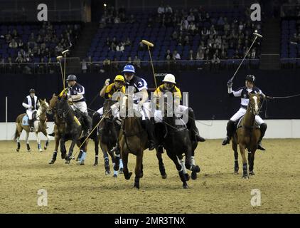 Internationale Teams treten beim Gaucho International Polo in der O2 Arena gegeneinander an. Die Veranstaltung ist das weltweit erste Hallenspiel für Polo-Turniere und umfasste England gegen Argentinien, Schottland gegen Südafrika und Oxford gegen Cambridge. Zu der Veranstaltung gehörte auch ein Prominentenspiel mit Liz McClarnon und Charlotte Christodoulou gegen Kenny Logan und Mike Bushnell. London, Großbritannien. 2/24/11. Stockfoto