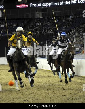Internationale Teams treten beim Gaucho International Polo in der O2 Arena gegeneinander an. Die Veranstaltung ist das weltweit erste Hallenspiel für Polo-Turniere und umfasste England gegen Argentinien, Schottland gegen Südafrika und Oxford gegen Cambridge. Zu der Veranstaltung gehörte auch ein Prominentenspiel mit Liz McClarnon und Charlotte Christodoulou gegen Kenny Logan und Mike Bushnell. London, Großbritannien. 2/24/11. Stockfoto
