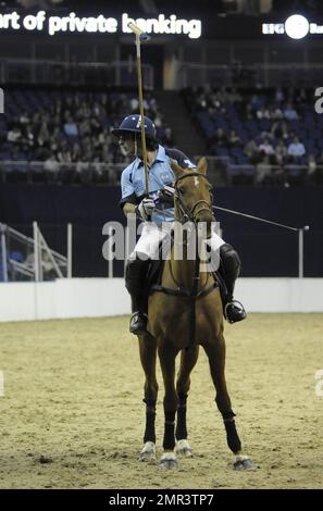 Internationale Teams treten beim Gaucho International Polo in der O2 Arena gegeneinander an. Die Veranstaltung ist das weltweit erste Hallenspiel für Polo-Turniere und umfasste England gegen Argentinien, Schottland gegen Südafrika und Oxford gegen Cambridge. Zu der Veranstaltung gehörte auch ein Prominentenspiel mit Liz McClarnon und Charlotte Christodoulou gegen Kenny Logan und Mike Bushnell. London, Großbritannien. 2/24/11. Stockfoto