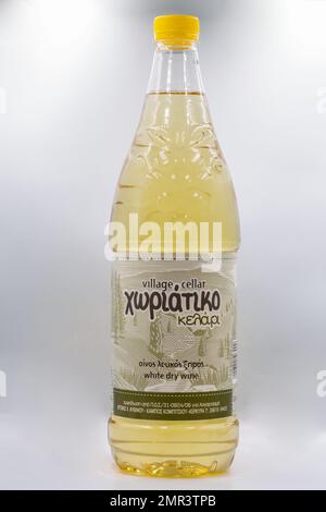 Korfu, Griechenland - 05. August 2021: Studioaufnahme des Kerkyra-Dorfkellers, trockener Weißwein in Plastikflasche, Nahaufnahme auf Weiß. Stockfoto