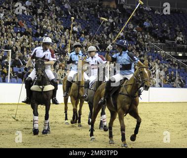 Internationale Teams treten beim Gaucho International Polo in der O2 Arena gegeneinander an. Die Veranstaltung ist das weltweit erste Hallenspiel für Polo-Turniere und umfasste England gegen Argentinien, Schottland gegen Südafrika und Oxford gegen Cambridge. Zu der Veranstaltung gehörte auch ein Prominentenspiel mit Liz McClarnon und Charlotte Christodoulou gegen Kenny Logan und Mike Bushnell. London, Großbritannien. 2/24/11. Stockfoto