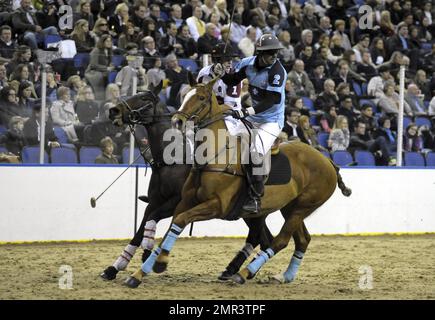 Internationale Teams treten beim Gaucho International Polo in der O2 Arena gegeneinander an. Die Veranstaltung ist das weltweit erste Hallenspiel für Polo-Turniere und umfasste England gegen Argentinien, Schottland gegen Südafrika und Oxford gegen Cambridge. Zu der Veranstaltung gehörte auch ein Prominentenspiel mit Liz McClarnon und Charlotte Christodoulou gegen Kenny Logan und Mike Bushnell. London, Großbritannien. 2/24/11. Stockfoto