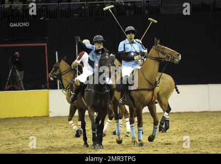 Internationale Teams treten beim Gaucho International Polo in der O2 Arena gegeneinander an. Die Veranstaltung ist das weltweit erste Hallenspiel für Polo-Turniere und umfasste England gegen Argentinien, Schottland gegen Südafrika und Oxford gegen Cambridge. Zu der Veranstaltung gehörte auch ein Prominentenspiel mit Liz McClarnon und Charlotte Christodoulou gegen Kenny Logan und Mike Bushnell. London, Großbritannien. 2/24/11. Stockfoto