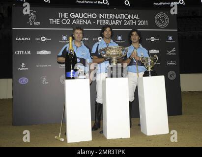 Internationale Teams treten beim Gaucho International Polo in der O2 Arena gegeneinander an. Die Veranstaltung ist das weltweit erste Hallenspiel für Polo-Turniere und umfasste England gegen Argentinien, Schottland gegen Südafrika und Oxford gegen Cambridge. Zu der Veranstaltung gehörte auch ein Prominentenspiel mit Liz McClarnon und Charlotte Christodoulou gegen Kenny Logan und Mike Bushnell. London, Großbritannien. 2/24/11. Stockfoto