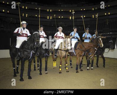 Internationale Teams treten beim Gaucho International Polo in der O2 Arena gegeneinander an. Die Veranstaltung ist das weltweit erste Hallenspiel für Polo-Turniere und umfasste England gegen Argentinien, Schottland gegen Südafrika und Oxford gegen Cambridge. Zu der Veranstaltung gehörte auch ein Prominentenspiel mit Liz McClarnon und Charlotte Christodoulou gegen Kenny Logan und Mike Bushnell. London, Großbritannien. 2/24/11. Stockfoto