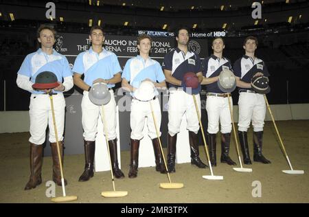 Internationale Teams treten beim Gaucho International Polo in der O2 Arena gegeneinander an. Die Veranstaltung ist das weltweit erste Hallenspiel für Polo-Turniere und umfasste England gegen Argentinien, Schottland gegen Südafrika und Oxford gegen Cambridge. Zu der Veranstaltung gehörte auch ein Prominentenspiel mit Liz McClarnon und Charlotte Christodoulou gegen Kenny Logan und Mike Bushnell. London, Großbritannien. 2/24/11. Stockfoto