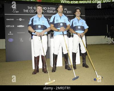 Internationale Teams treten beim Gaucho International Polo in der O2 Arena gegeneinander an. Die Veranstaltung ist das weltweit erste Hallenspiel für Polo-Turniere und umfasste England gegen Argentinien, Schottland gegen Südafrika und Oxford gegen Cambridge. Zu der Veranstaltung gehörte auch ein Prominentenspiel mit Liz McClarnon und Charlotte Christodoulou gegen Kenny Logan und Mike Bushnell. London, Großbritannien. 2/24/11. Stockfoto