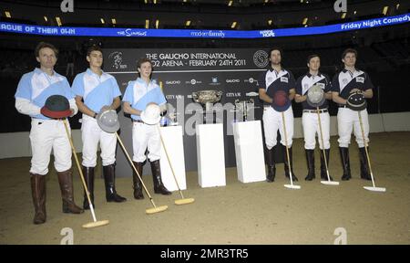 Internationale Teams treten beim Gaucho International Polo in der O2 Arena gegeneinander an. Die Veranstaltung ist das weltweit erste Hallenspiel für Polo-Turniere und umfasste England gegen Argentinien, Schottland gegen Südafrika und Oxford gegen Cambridge. Zu der Veranstaltung gehörte auch ein Prominentenspiel mit Liz McClarnon und Charlotte Christodoulou gegen Kenny Logan und Mike Bushnell. London, Großbritannien. 2/24/11. Stockfoto