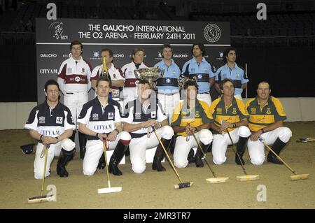Internationale Teams treten beim Gaucho International Polo in der O2 Arena gegeneinander an. Die Veranstaltung ist das weltweit erste Hallenspiel für Polo-Turniere und umfasste England gegen Argentinien, Schottland gegen Südafrika und Oxford gegen Cambridge. Zu der Veranstaltung gehörte auch ein Prominentenspiel mit Liz McClarnon und Charlotte Christodoulou gegen Kenny Logan und Mike Bushnell. London, Großbritannien. 2/24/11. Stockfoto