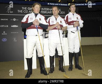 Internationale Teams treten beim Gaucho International Polo in der O2 Arena gegeneinander an. Die Veranstaltung ist das weltweit erste Hallenspiel für Polo-Turniere und umfasste England gegen Argentinien, Schottland gegen Südafrika und Oxford gegen Cambridge. Zu der Veranstaltung gehörte auch ein Prominentenspiel mit Liz McClarnon und Charlotte Christodoulou gegen Kenny Logan und Mike Bushnell. London, Großbritannien. 2/24/11. Stockfoto