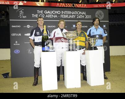 Internationale Teams treten beim Gaucho International Polo in der O2 Arena gegeneinander an. Die Veranstaltung ist das weltweit erste Hallenspiel für Polo-Turniere und umfasste England gegen Argentinien, Schottland gegen Südafrika und Oxford gegen Cambridge. Zu der Veranstaltung gehörte auch ein Prominentenspiel mit Liz McClarnon und Charlotte Christodoulou gegen Kenny Logan und Mike Bushnell. London, Großbritannien. 2/24/11. Stockfoto
