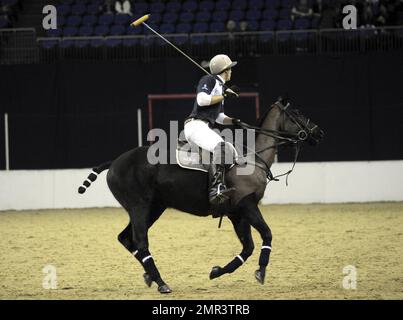 Internationale Teams treten beim Gaucho International Polo in der O2 Arena gegeneinander an. Die Veranstaltung ist das weltweit erste Hallenspiel für Polo-Turniere und umfasste England gegen Argentinien, Schottland gegen Südafrika und Oxford gegen Cambridge. Zu der Veranstaltung gehörte auch ein Prominentenspiel mit Liz McClarnon und Charlotte Christodoulou gegen Kenny Logan und Mike Bushnell. London, Großbritannien. 2/24/11. Stockfoto