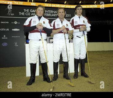 Internationale Teams treten beim Gaucho International Polo in der O2 Arena gegeneinander an. Die Veranstaltung ist das weltweit erste Hallenspiel für Polo-Turniere und umfasste England gegen Argentinien, Schottland gegen Südafrika und Oxford gegen Cambridge. Zu der Veranstaltung gehörte auch ein Prominentenspiel mit Liz McClarnon und Charlotte Christodoulou gegen Kenny Logan und Mike Bushnell. London, Großbritannien. 2/24/11. Stockfoto