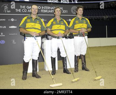 Internationale Teams treten beim Gaucho International Polo in der O2 Arena gegeneinander an. Die Veranstaltung ist das weltweit erste Hallenspiel für Polo-Turniere und umfasste England gegen Argentinien, Schottland gegen Südafrika und Oxford gegen Cambridge. Zu der Veranstaltung gehörte auch ein Prominentenspiel mit Liz McClarnon und Charlotte Christodoulou gegen Kenny Logan und Mike Bushnell. London, Großbritannien. 2/24/11. Stockfoto