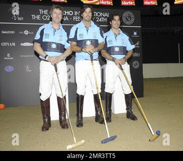 Internationale Teams treten beim Gaucho International Polo in der O2 Arena gegeneinander an. Die Veranstaltung ist das weltweit erste Hallenspiel für Polo-Turniere und umfasste England gegen Argentinien, Schottland gegen Südafrika und Oxford gegen Cambridge. Zu der Veranstaltung gehörte auch ein Prominentenspiel mit Liz McClarnon und Charlotte Christodoulou gegen Kenny Logan und Mike Bushnell. London, Großbritannien. 2/24/11. Stockfoto