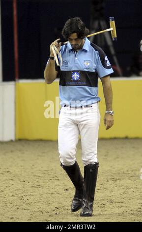 Internationale Teams treten beim Gaucho International Polo in der O2 Arena gegeneinander an. Die Veranstaltung ist das weltweit erste Hallenspiel für Polo-Turniere und umfasste England gegen Argentinien, Schottland gegen Südafrika und Oxford gegen Cambridge. Zu der Veranstaltung gehörte auch ein Prominentenspiel mit Liz McClarnon und Charlotte Christodoulou gegen Kenny Logan und Mike Bushnell. London, Großbritannien. 2/24/11. Stockfoto