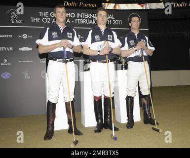 Internationale Teams treten beim Gaucho International Polo in der O2 Arena gegeneinander an. Die Veranstaltung ist das weltweit erste Hallenspiel für Polo-Turniere und umfasste England gegen Argentinien, Schottland gegen Südafrika und Oxford gegen Cambridge. Zu der Veranstaltung gehörte auch ein Prominentenspiel mit Liz McClarnon und Charlotte Christodoulou gegen Kenny Logan und Mike Bushnell. London, Großbritannien. 2/24/11. Stockfoto