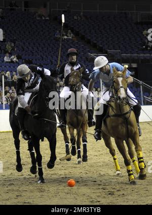 Internationale Teams treten beim Gaucho International Polo in der O2 Arena gegeneinander an. Die Veranstaltung ist das weltweit erste Hallenspiel für Polo-Turniere und umfasste England gegen Argentinien, Schottland gegen Südafrika und Oxford gegen Cambridge. Zu der Veranstaltung gehörte auch ein Prominentenspiel mit Liz McClarnon und Charlotte Christodoulou gegen Kenny Logan und Mike Bushnell. London, Großbritannien. 2/24/11. Stockfoto
