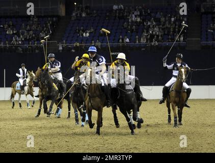 Internationale Teams treten beim Gaucho International Polo in der O2 Arena gegeneinander an. Die Veranstaltung ist das weltweit erste Hallenspiel für Polo-Turniere und umfasste England gegen Argentinien, Schottland gegen Südafrika und Oxford gegen Cambridge. Zu der Veranstaltung gehörte auch ein Prominentenspiel mit Liz McClarnon und Charlotte Christodoulou gegen Kenny Logan und Mike Bushnell. London, Großbritannien. 2/24/11. Stockfoto