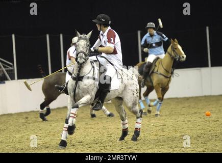 Internationale Teams treten beim Gaucho International Polo in der O2 Arena gegeneinander an. Die Veranstaltung ist das weltweit erste Hallenspiel für Polo-Turniere und umfasste England gegen Argentinien, Schottland gegen Südafrika und Oxford gegen Cambridge. Zu der Veranstaltung gehörte auch ein Prominentenspiel mit Liz McClarnon und Charlotte Christodoulou gegen Kenny Logan und Mike Bushnell. London, Großbritannien. 2/24/11. Stockfoto