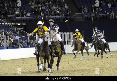 Internationale Teams treten beim Gaucho International Polo in der O2 Arena gegeneinander an. Die Veranstaltung ist das weltweit erste Hallenspiel für Polo-Turniere und umfasste England gegen Argentinien, Schottland gegen Südafrika und Oxford gegen Cambridge. Zu der Veranstaltung gehörte auch ein Prominentenspiel mit Liz McClarnon und Charlotte Christodoulou gegen Kenny Logan und Mike Bushnell. London, Großbritannien. 2/24/11. Stockfoto