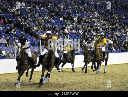 Internationale Teams treten beim Gaucho International Polo in der O2 Arena gegeneinander an. Die Veranstaltung ist das weltweit erste Hallenspiel für Polo-Turniere und umfasste England gegen Argentinien, Schottland gegen Südafrika und Oxford gegen Cambridge. Zu der Veranstaltung gehörte auch ein Prominentenspiel mit Liz McClarnon und Charlotte Christodoulou gegen Kenny Logan und Mike Bushnell. London, Großbritannien. 2/24/11. Stockfoto