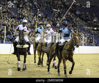 Internationale Teams treten beim Gaucho International Polo in der O2 Arena gegeneinander an. Die Veranstaltung ist das weltweit erste Hallenspiel für Polo-Turniere und umfasste England gegen Argentinien, Schottland gegen Südafrika und Oxford gegen Cambridge. Zu der Veranstaltung gehörte auch ein Prominentenspiel mit Liz McClarnon und Charlotte Christodoulou gegen Kenny Logan und Mike Bushnell. London, Großbritannien. 2/24/11. Stockfoto