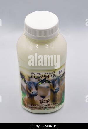 Kiew, Ukraine - 02. Oktober 2021: Studioschießen von lebendem Ziegenjoghurt von einem privaten Bauernhof Virtuoso von Lukachivka Flasche gegen Weiß. Stockfoto